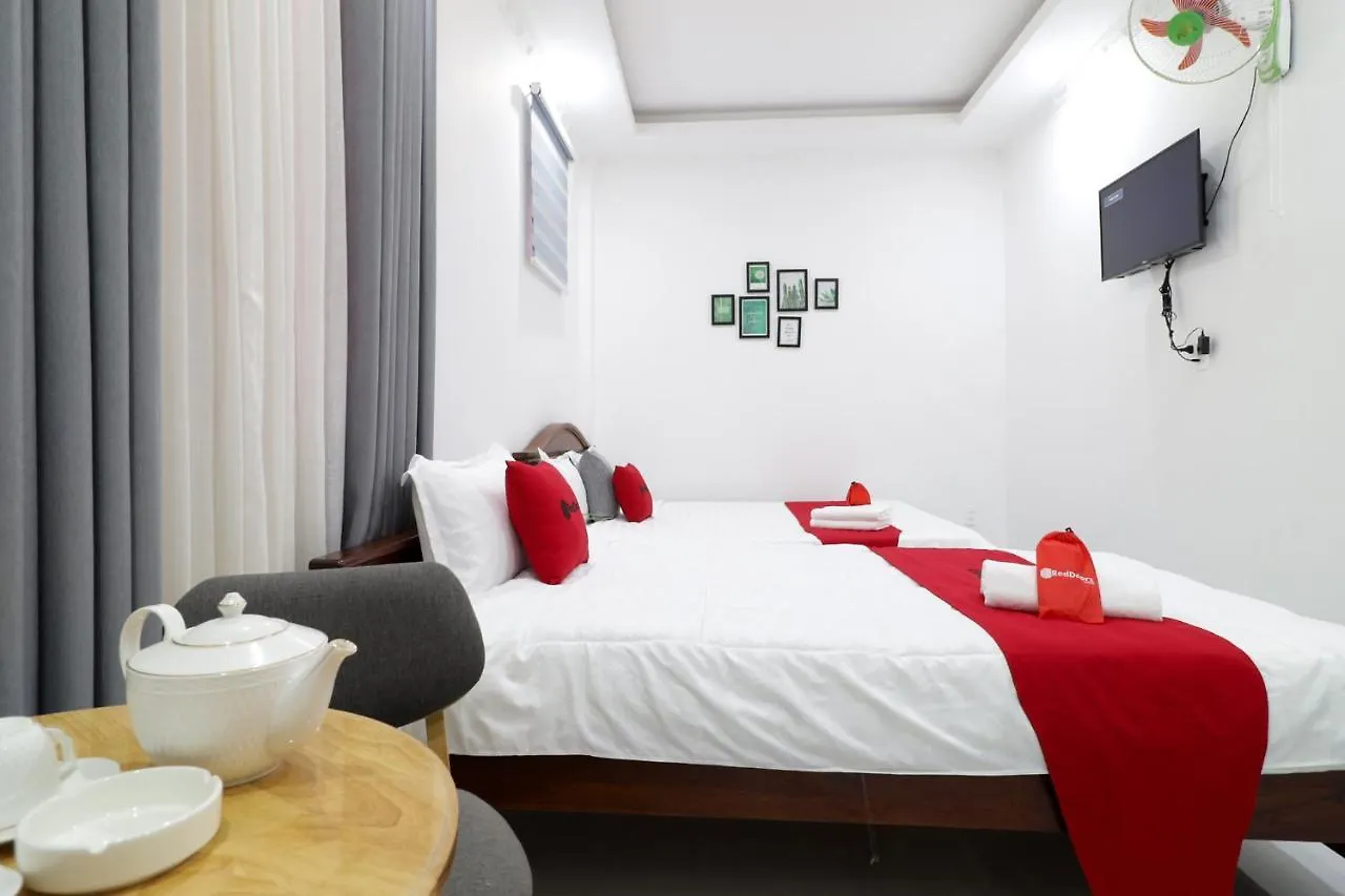 Reddoorz Luxury Hotel Vuon Lai Ho Chi Minh City 2*,